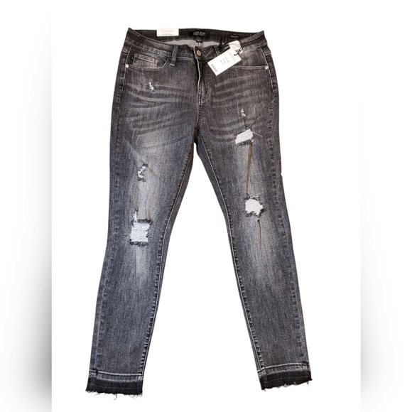 Judy Blue Balck Distressed Skinny Jeans 13/31 NWT - Picture 2 of 7